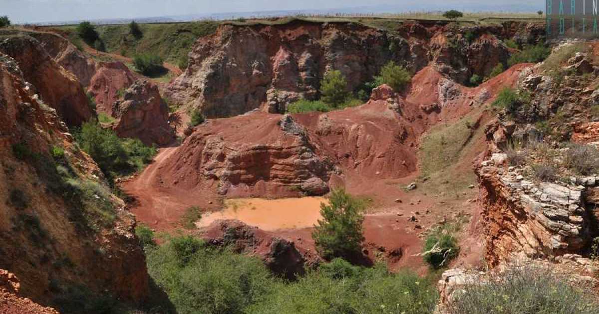 Spinazzola, quel posto che sembra un canyon del far west: � la cava rossa di bauxite